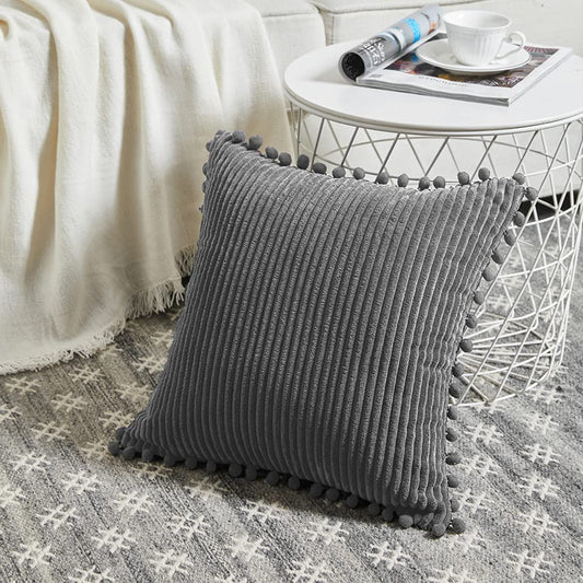 Fundas para cojines decorativos en color gris oscuro de 45 x 45 cm con pompones, decoración estilo rústico, funda cuadrada de pana suave con detalles para sala 45 x 45 cm