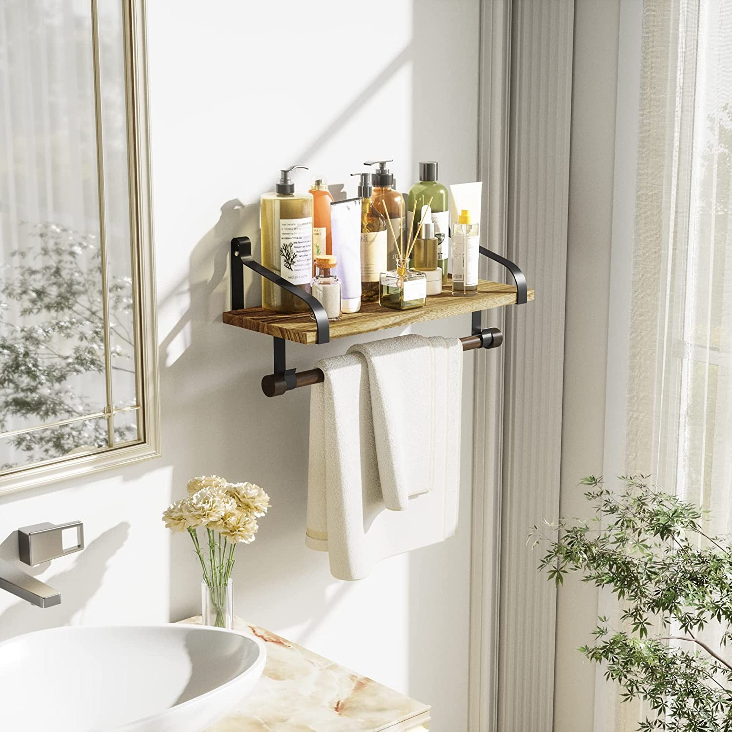 Repisa rústico de madera flotante para pared de cocina con barra para toallas y 8 ganchos extraíbles para organizar utensilios de cocina o tazas, color negro.