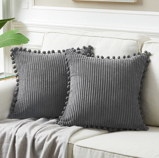 Fundas para cojines decorativos en color gris oscuro de 45 x 45 cm con pompones, decoración estilo rústico, funda cuadrada de pana suave con detalles para sala 45 x 45 cm